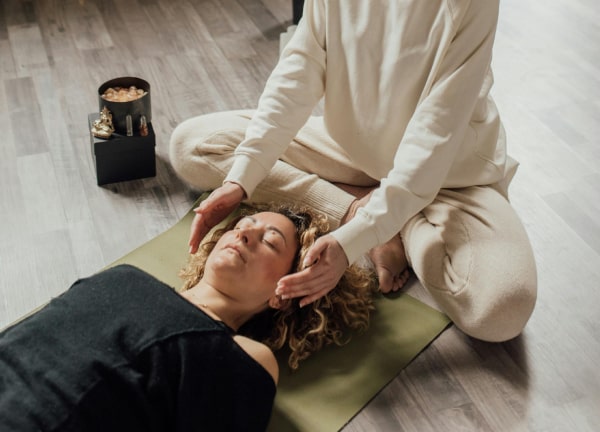 Hot oil scalp massage and aromatherapy at Valora Wellness